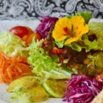 „Knackiger Kabissalat: Frische Köstlichkeit aus Weißkohl und Karotten“